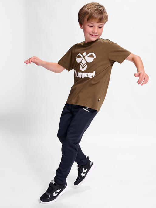 hmlTRES T-SHIRT S/S, BEECH, model