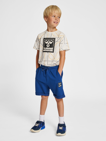 hmlTYLER SHORTS, NAVY PEONY, model