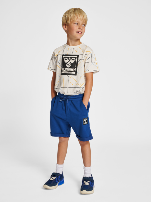 hmlTYLER SHORTS, 7017, model