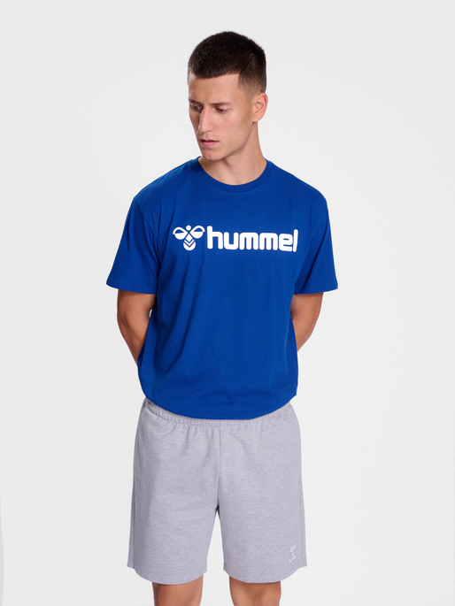 hmlGO 2.0 LOGO T-SHIRT S/S, TRUE BLUE, model