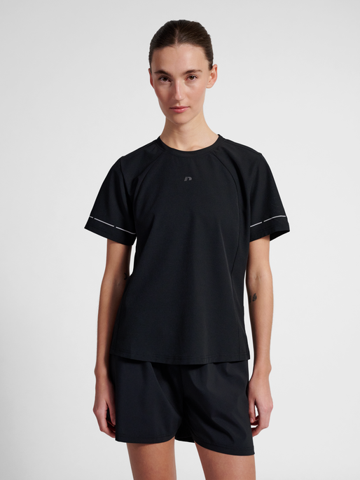 nwlBREATHE W T-SHIRT, BLACK, model