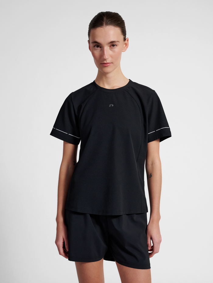 nwlBREATHE W T-SHIRT, BLACK, model