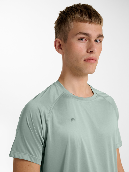 nwlBEAT T-SHIRT, GREEN MILIEU, model