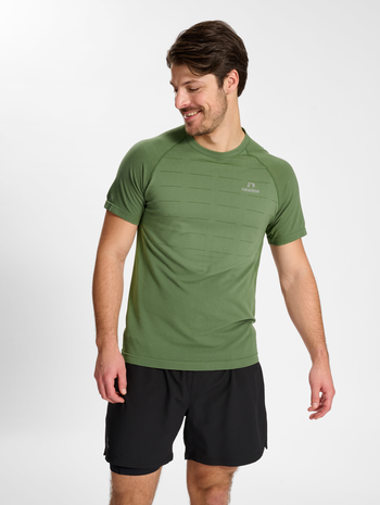 nwlRIVERSIDE SEAMLESS T-SHIRT S/S, FOUR LEAF CLOVER, model