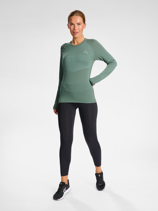 nwlPACE LS SEAMLESS WOMAN, LAUREL WREATH, model