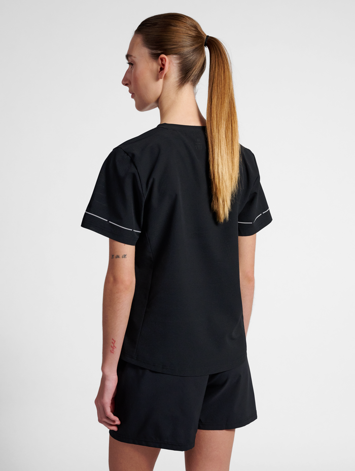 nwlBREATHE W T-SHIRT, BLACK, model