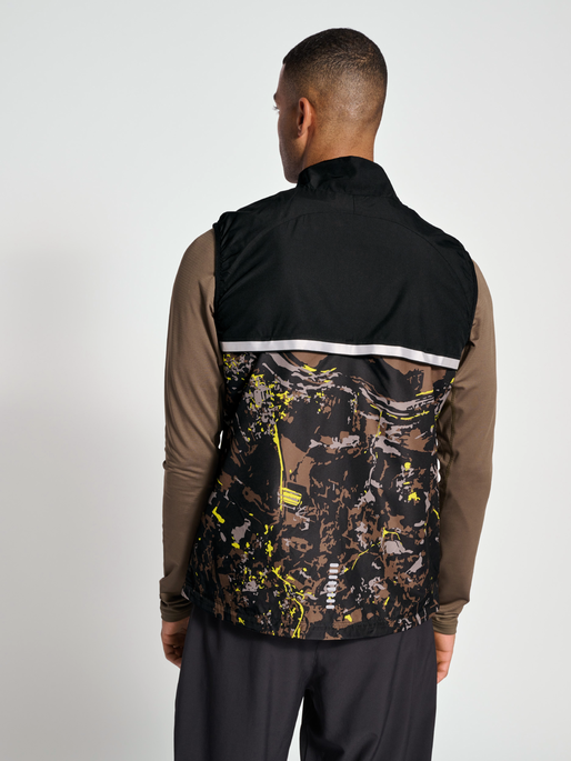 nwlGILBERT GILET MEN, TERRAIN AOP, model