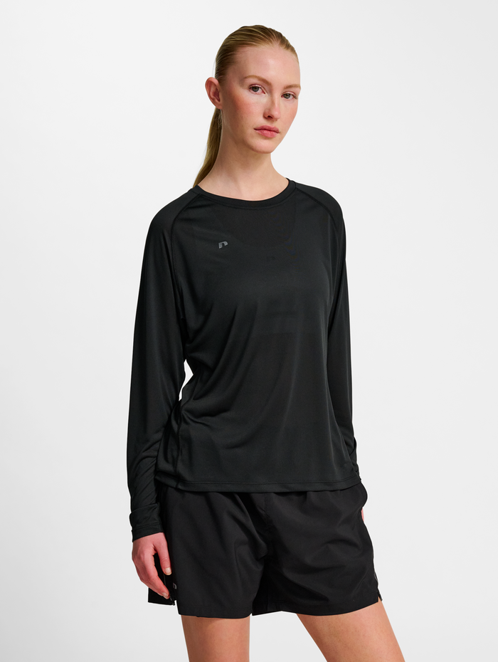 nwlBEAT W T-SHIRT L/S, BLACK, model