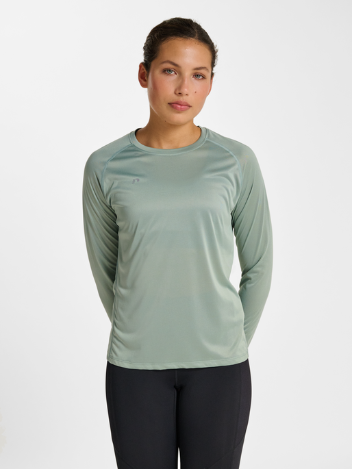 nwlBEAT W T-SHIRT L/S, GREEN MILIEU, model