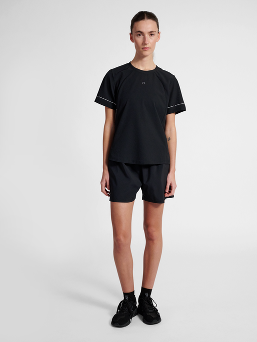 nwlBREATHE W T-SHIRT, BLACK, model