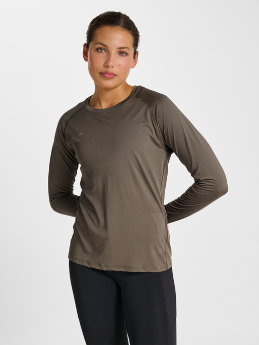 nwlBEAT W T-SHIRT L/S, FALCON, model