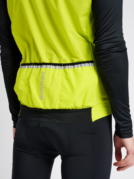 MENS CORE BIKE GILET, EVENING PRIMROSE, model