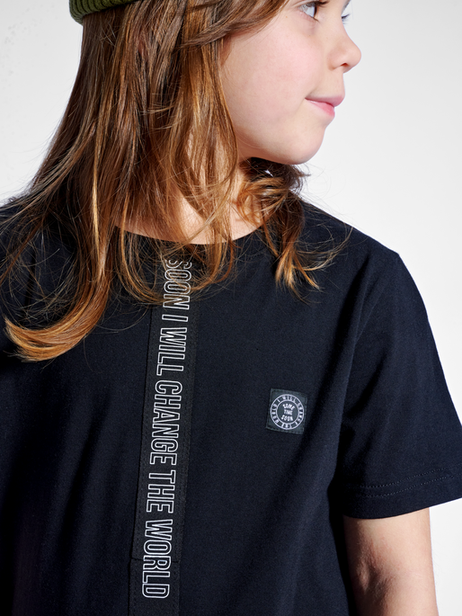 stsMONUMENT T-SHIRT S/S, BLACK, model